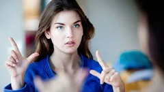 Psychologen: 5 gebaren die alleen slimme mensen gebruiken tijdens een gesprek