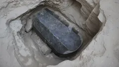 In Egypte is een enorme, hermetisch afgesloten sarcofaag van 27 ton geopend: wat vonden ze erin?